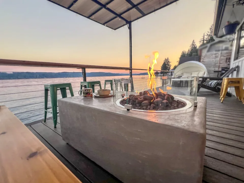 Modern Beachfront Escape: Tides & Clear Waters././ in Belfair, Washington, United States