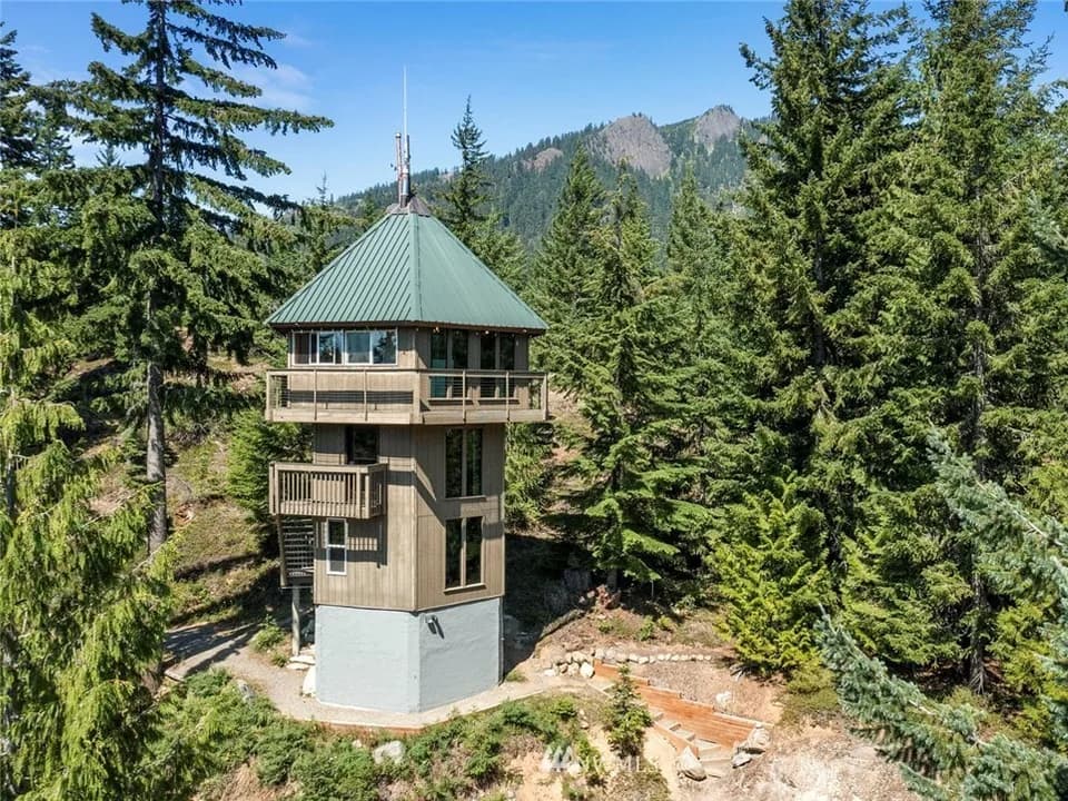 Mountain Tower Cabin Near Lake Kachess in Easton, Washington, United States