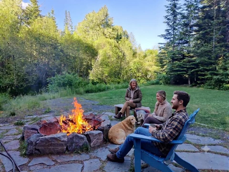 Riverfront mountain view retreat w hot tub & games in Easton, Washington, United States