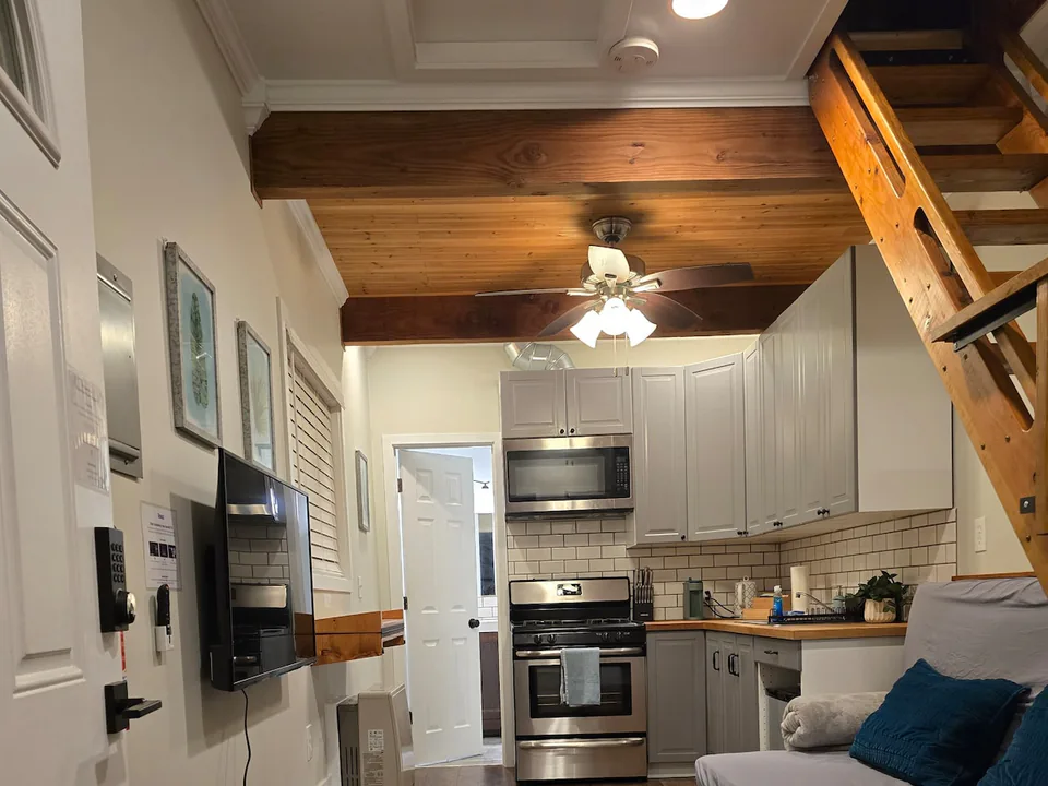 Mountlake Guesthouse - Walk to Light Rail in Mountlake Terrace, Washington, United States