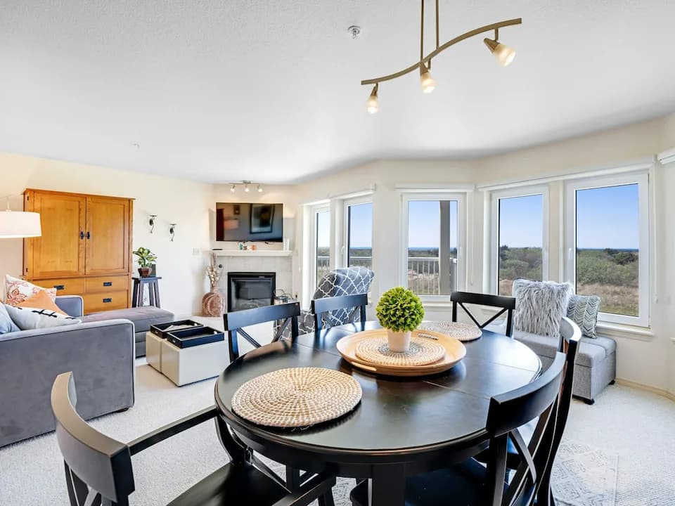 Sunny 1BR Oceanfront | Elevator | Fireplace in Long Beach, Washington, United States