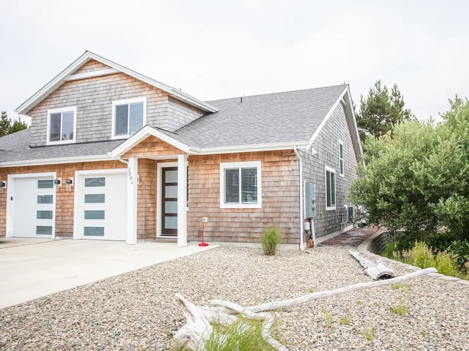 New Modern Townhouse, only short walk to the beach in Long Beach, Washington, United States