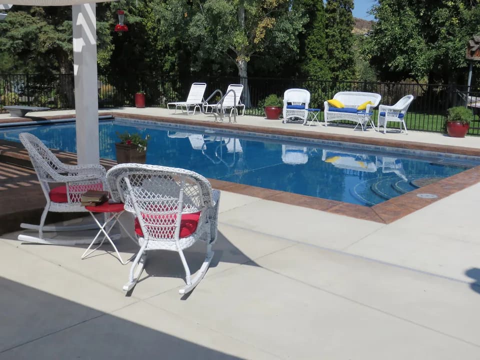 Naches Estates guest house with pool and view in Naches, Washington, United States