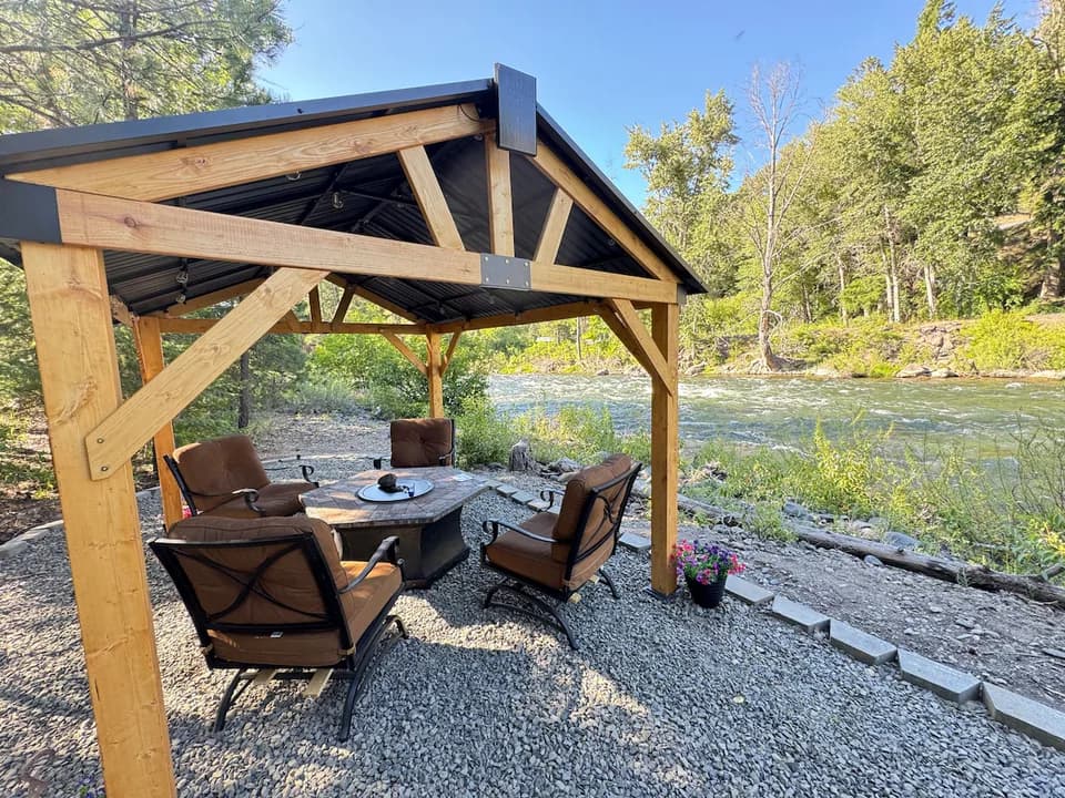 Private River Front Oasis, HotTub, Firepits + A/C in Naches, Washington, United States