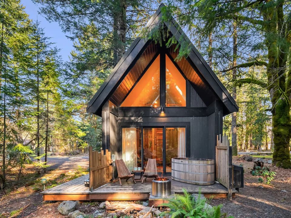 The Little North Packwood, Cedar Tub, Sauna, EV in Packwood, Washington, United States