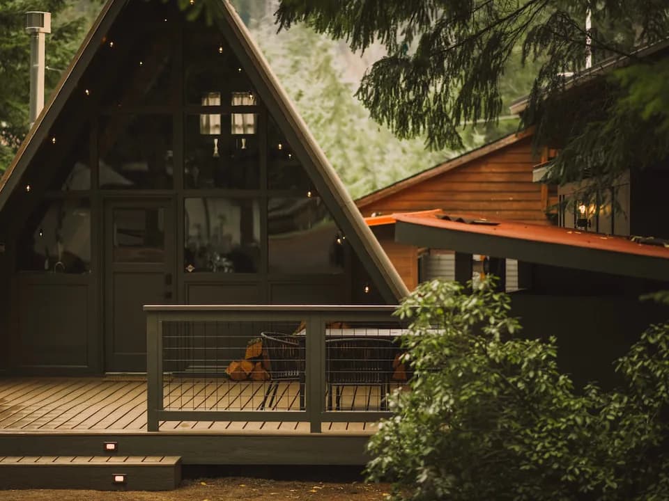 The Frame- White Pass | Mt. Rainier | Hot Tub | EV in Packwood, Washington, United States