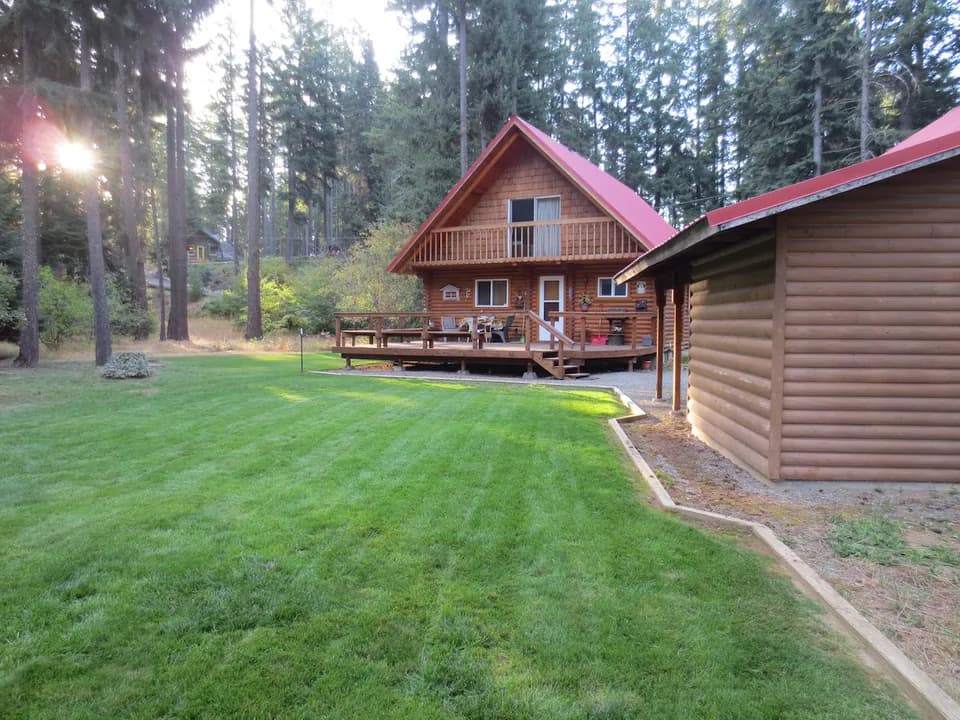 8 Guest Family Cabin w/ Loft Beds Walk to Lake in Ronald, Washington, United States