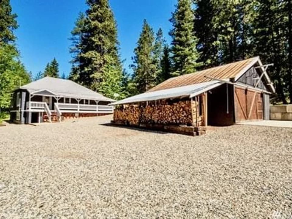 Secluded Hidden Gem. Cabin 4 min to Cle Elum Lake! in Ronald, Washington, United States